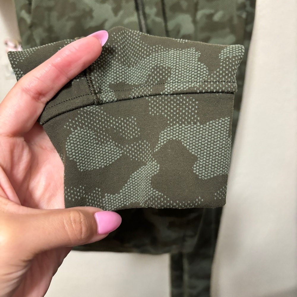 Lululemon Ready to Rulu Jogger 29"
Heritage Camo Dark Olive Green Twill Size 4 - Picture 6 of 10